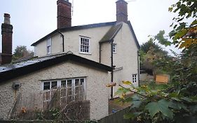 Idyllic 3 Bedroom Cottage, Great Location, Parking